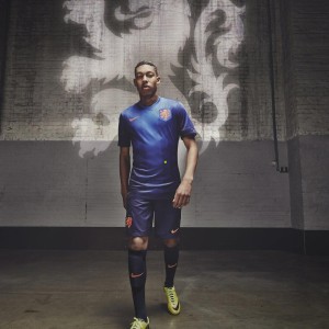 【爱游戏官方链接】拜仁中场再折大将，帕夫洛维奇对阵柏林联合左大腿受伤离场