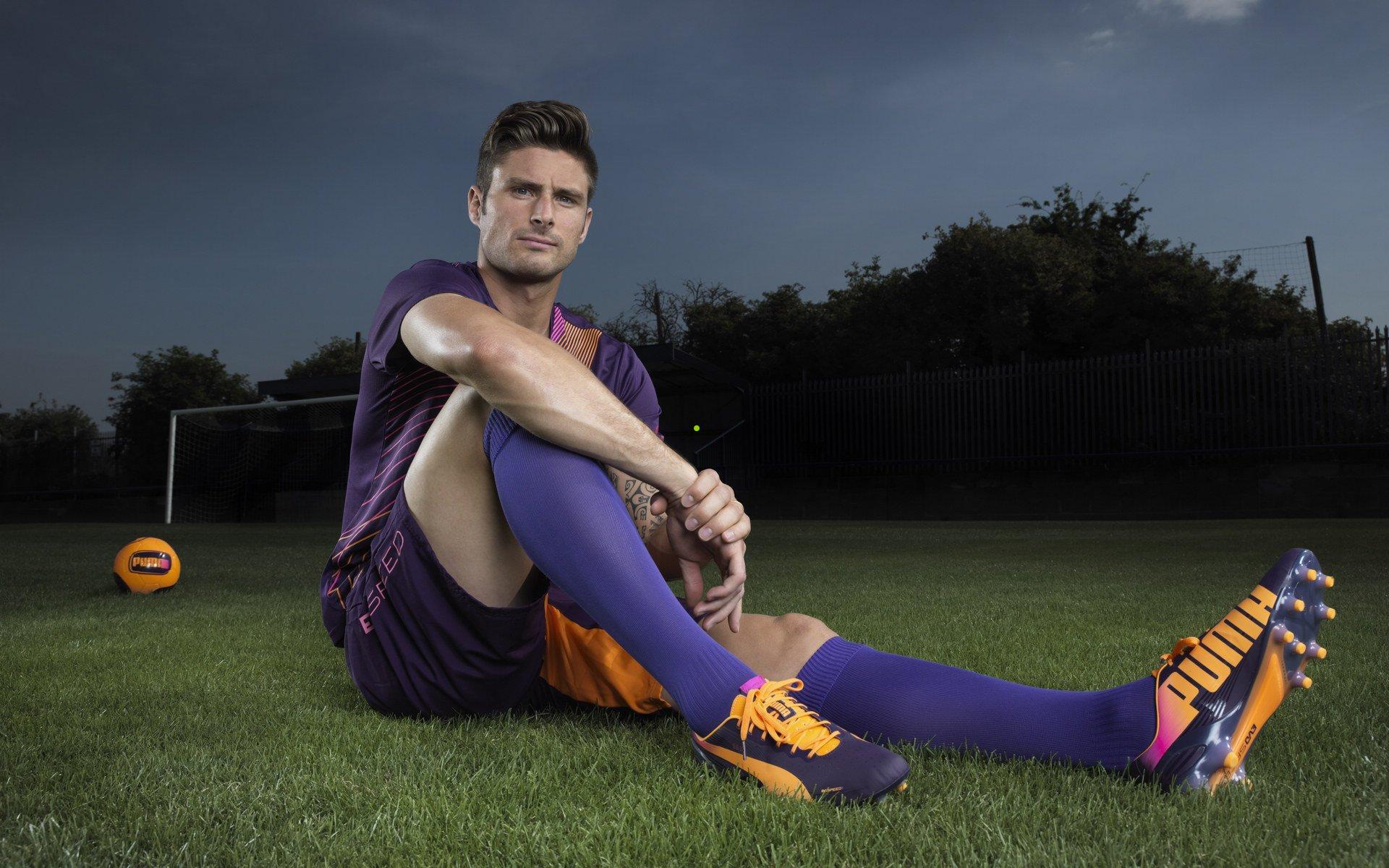 谭龙7场6球演绎天外飞仙，帽子戏法助他成国足锋线热门